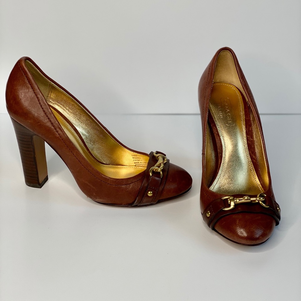 Coach Pumps
